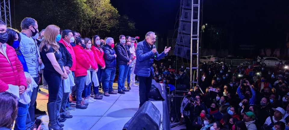 Raymundo Martínez celebra virtual triunfo en Toluca