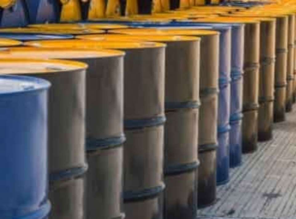 Petróleo mexicano se desploma; cierra en 24.43 dólares por barril