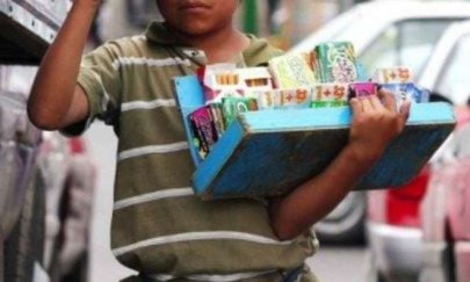 Niños venden dulces para ayudar a su familia con los gastos.