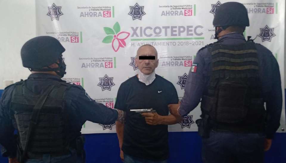 Aseguran policías municipales de Xicotepec a sujeto armado.