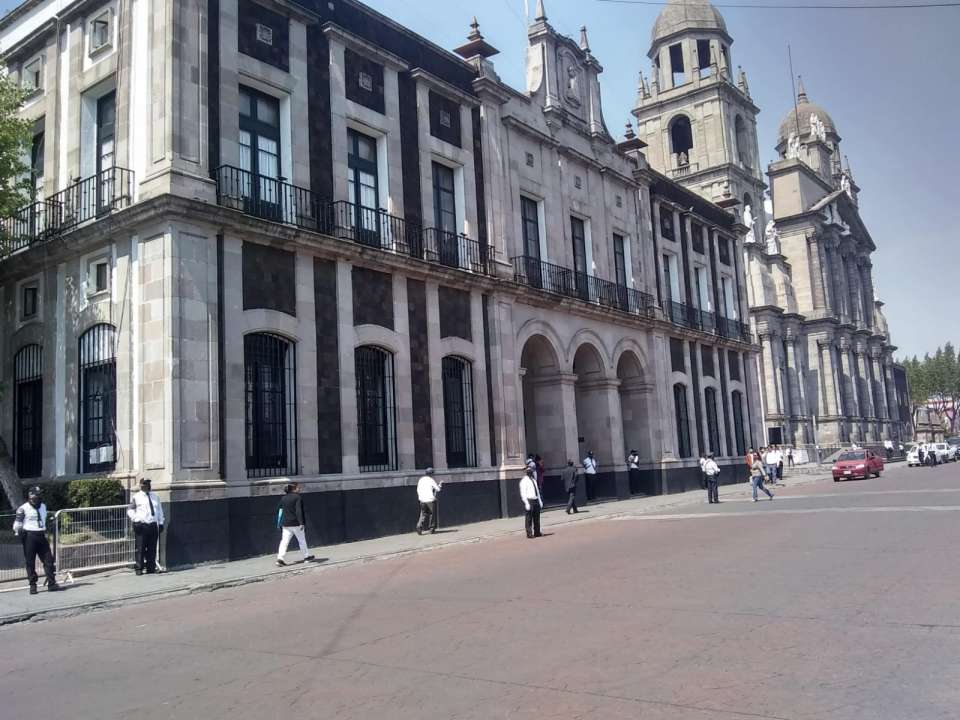 Quincena no llega para trabajadores del ayuntamiento de Toluca; autoridad no se ha pronunciado