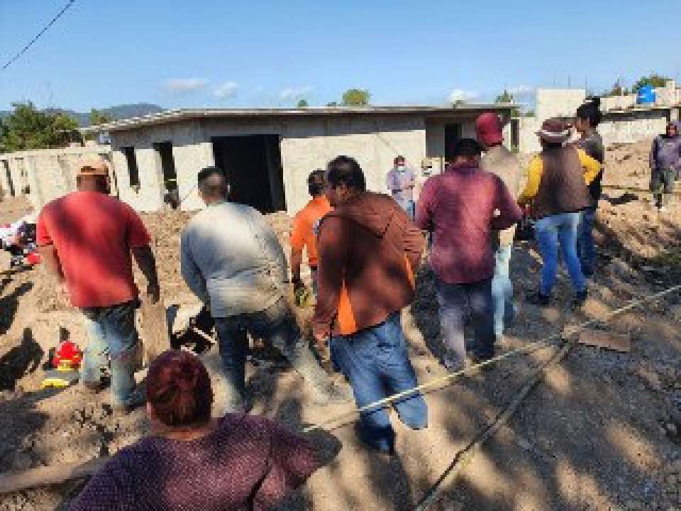 Rescatan a hombre atrapado en zanja de la Manuel Serrano en Huauchinango