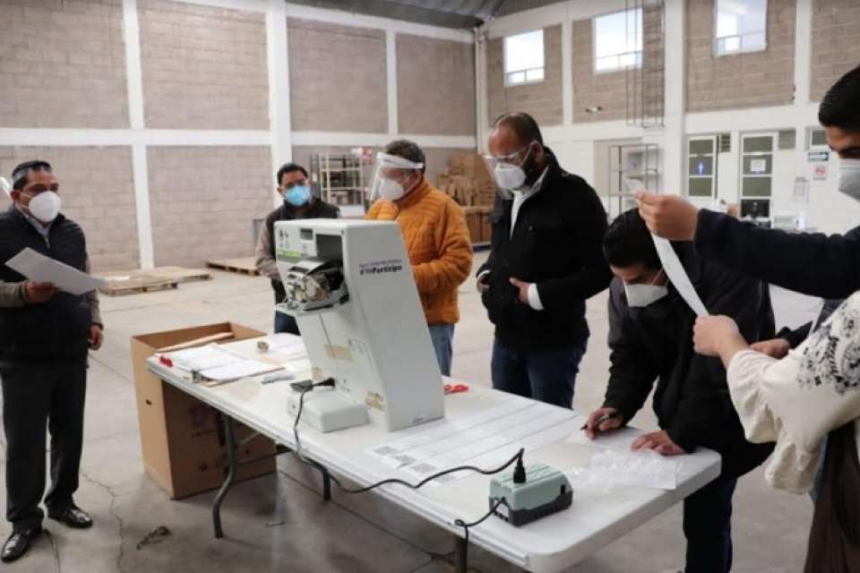Durante el proceso de revisión de las urnas electronicas.