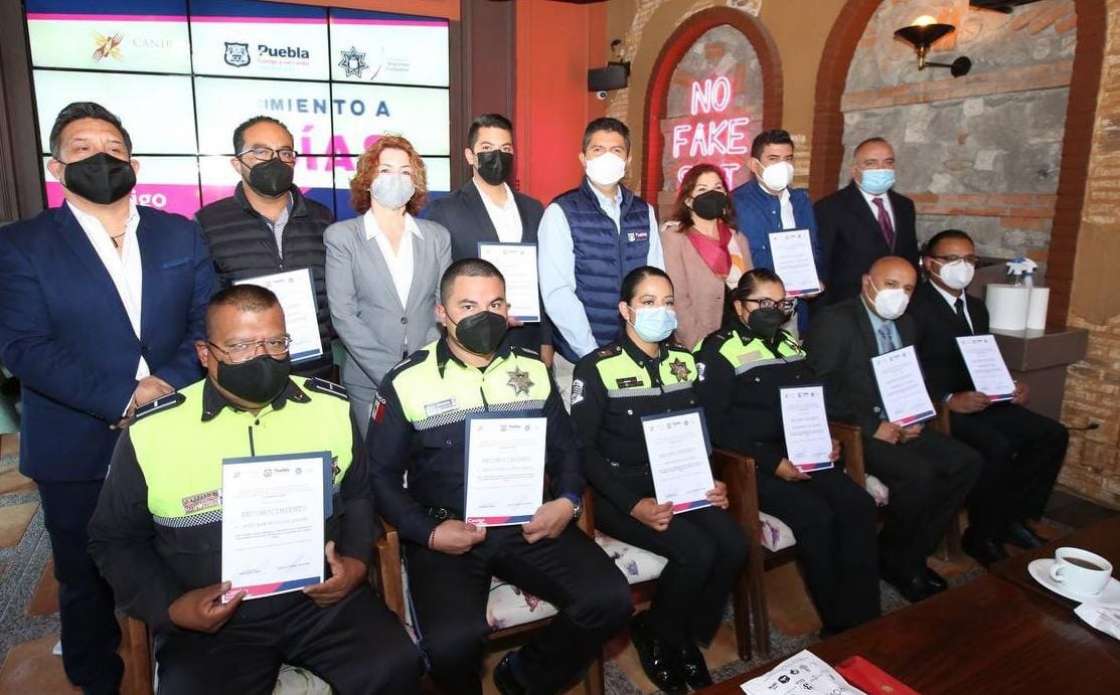 Ayuntamiento de Puebla y Canirac reconocieron acciones destacadas de 10 policías