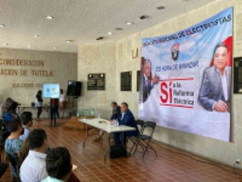 La conferencia, desde el lobby del Congreso del Estado de Hidalgo.
