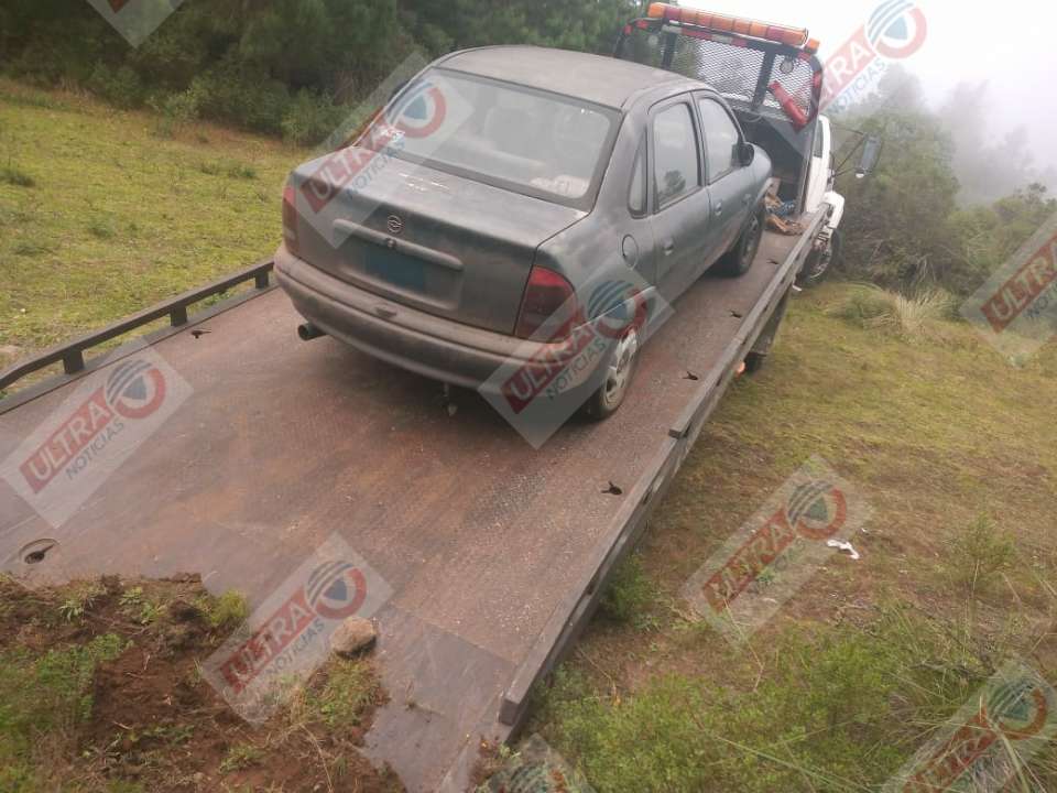 Abandonan auto robado en Ahuazotepec, la policía lo recupera.