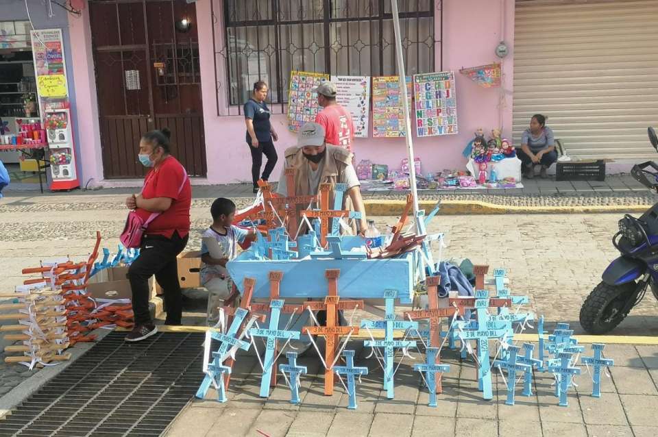Se colocan vendedores de cruz de madera en Huauchinango.