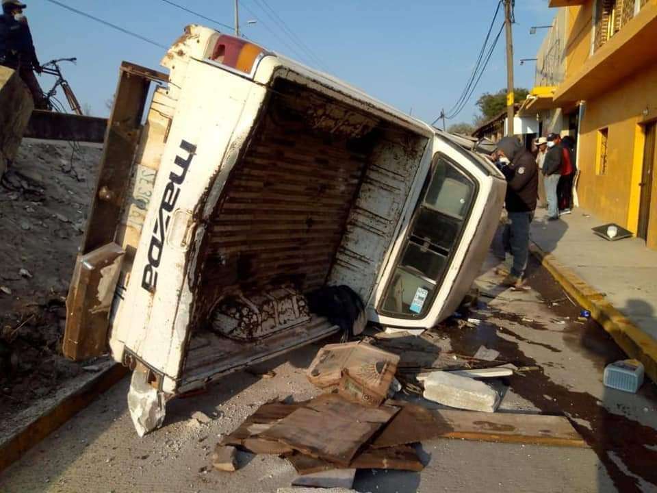 Adultos mayores vuelcan su camioneta en Chignahuapan y resultan ilesos.