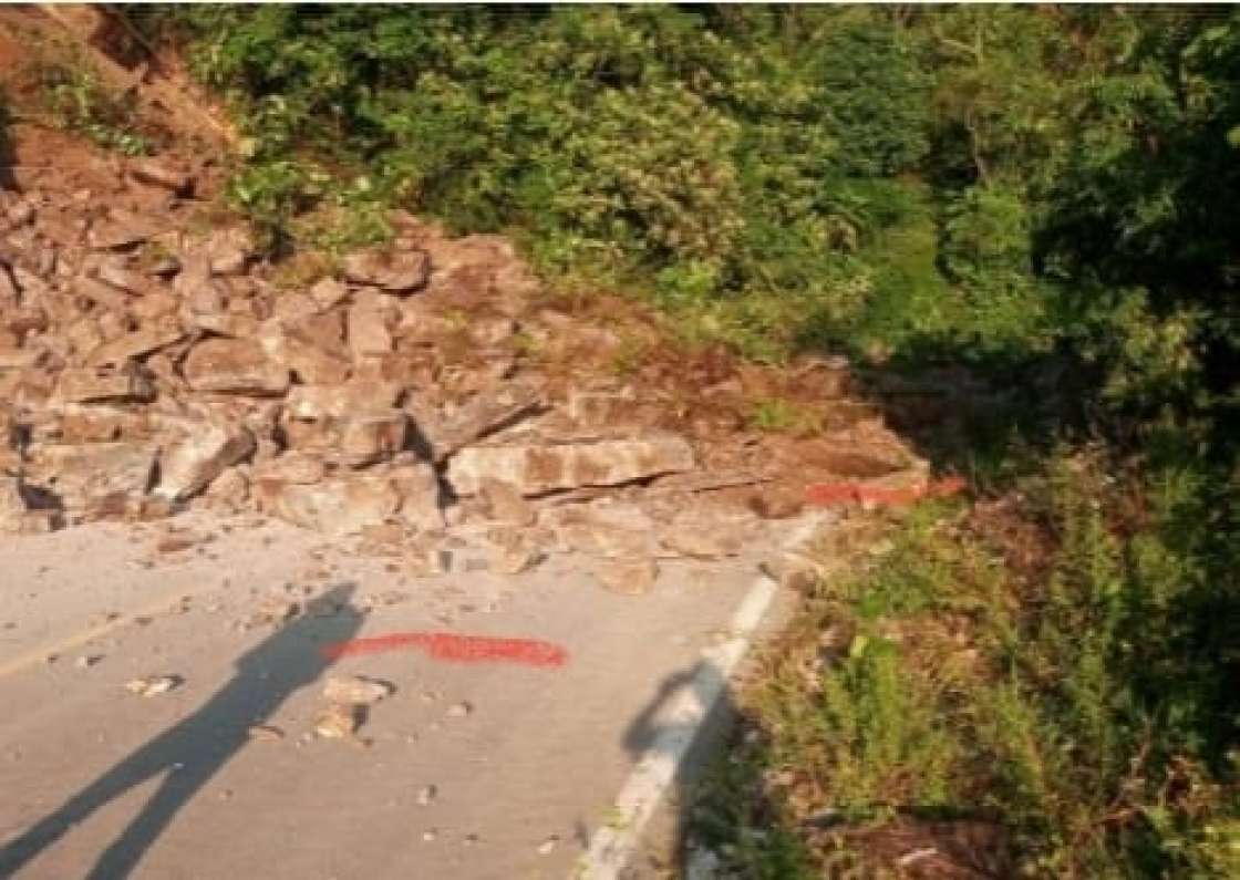 Lluvias provocan derrumbe de piedras y tierra sobre carretera en Cuatro Caminos, localidad del municipio de Hueytlalpan.