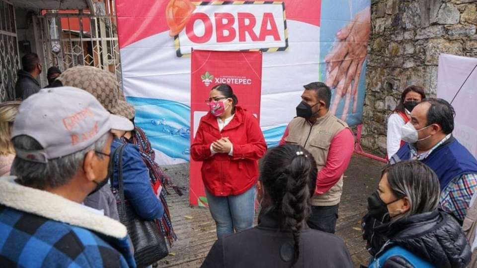 Arranca Lupita Vargas la sustitución de la red de agua potable en el centro de Xicotepec.