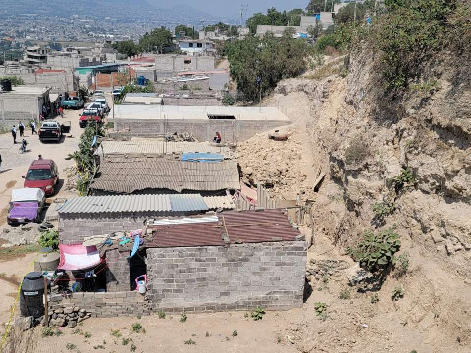 Emergencia en Chimalhuacán: Equipos Actúan ante Deslizamiento de Ladera