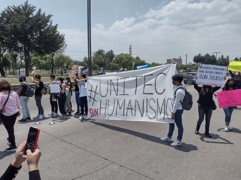 Protestan alumnos de Unitec Toluca por aumento a colegiaturas