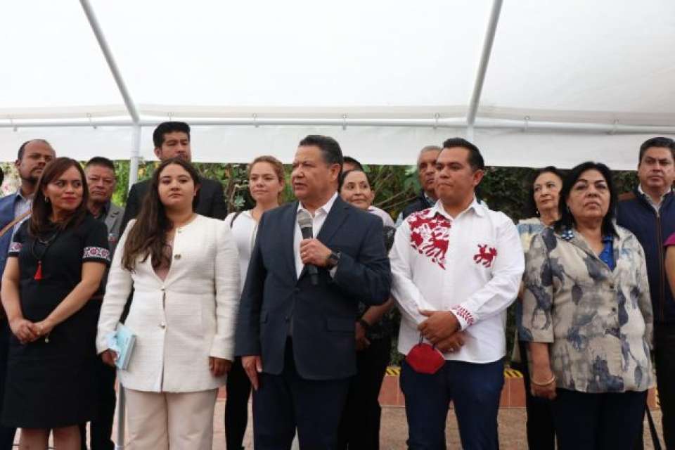 Al centro, el gobernador electo, Julio Menchaca Salazar.