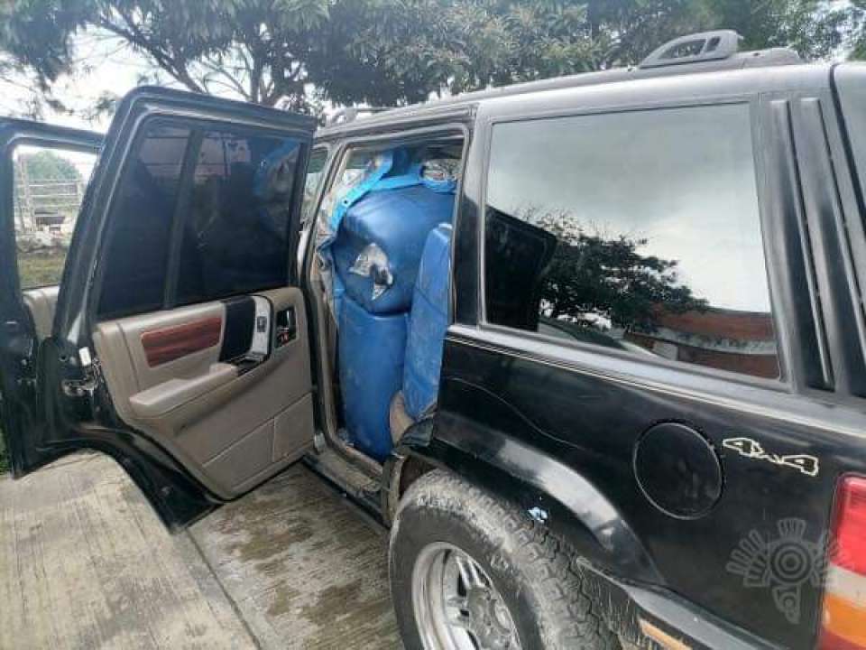 Asegura Policía Estatal camioneta que transportaba combustible presuntamente ilegal.