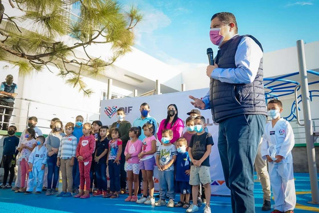 Nacho Campos entrega área infantil en El Milagro
