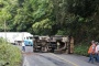 Camión cargado con manganeso vuelca en la carretera México-Tampico